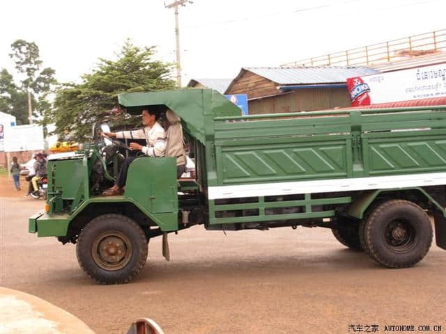 在柬埔寨不要看国外豪车这么多，都没有特色车牛 豪车见了也躲