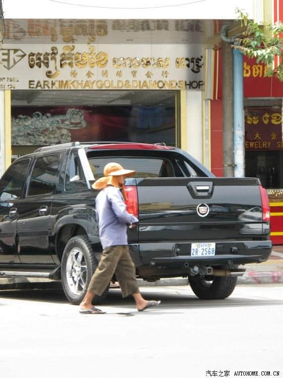 在柬埔寨不要看国外豪车这么多，都没有特色车牛 豪车见了也躲