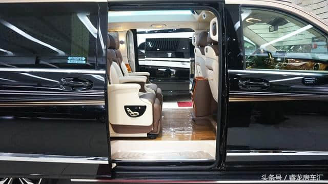 奔驰V级7座居家商务车，5.37m车身，承载了更多家人与亲情的温暖