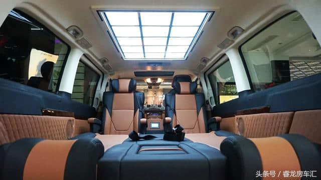 奔驰唯雅诺2017定制款商务车，驾驶舱还有全景天窗