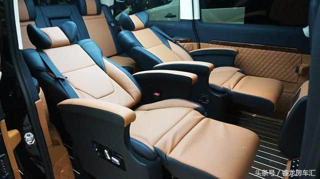 奔驰唯雅诺2017定制款商务车，驾驶舱还有全景天窗