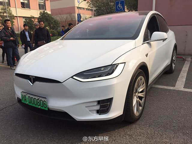 上海发出首块新能源汽车专用号牌