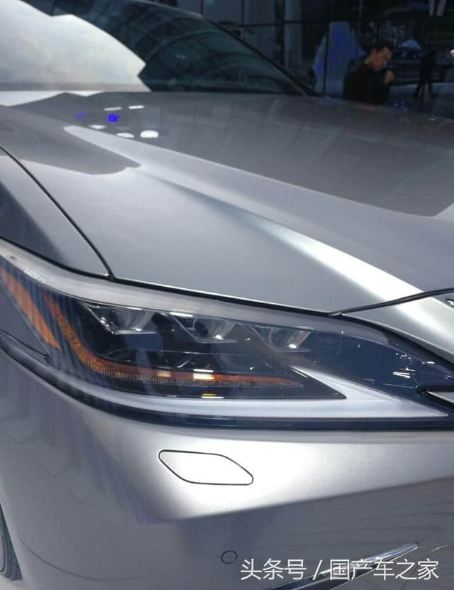 新雷克萨斯ES300h实拍，超音速钛银车身太帅了，气场赶超BBA