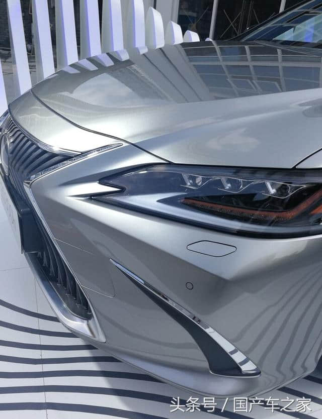 新雷克萨斯ES300h实拍，超音速钛银车身太帅了，气场赶超BBA