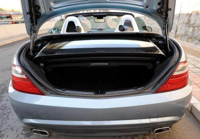 梅赛德斯-奔驰 SLK 敞篷跑车，操控性能佳，价格59.8万起