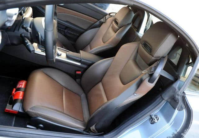 梅赛德斯-奔驰 SLK 敞篷跑车，操控性能佳，价格59.8万起