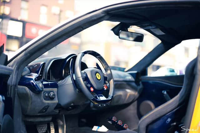 法拉利458 Speciale经典黄蓝碳配色，瞬间一见倾心
