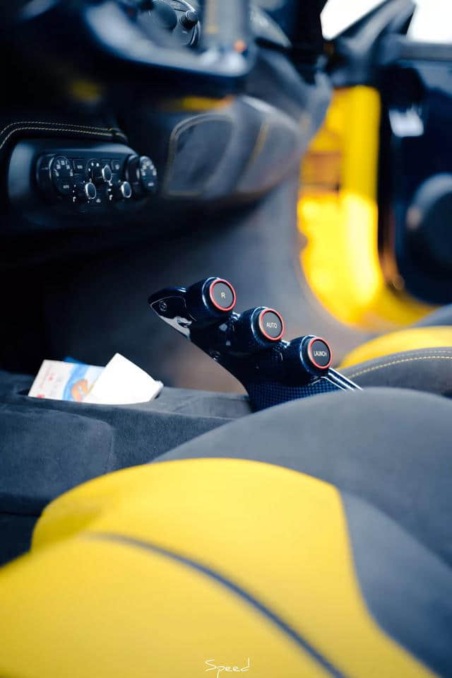 法拉利458 Speciale经典黄蓝碳配色，瞬间一见倾心