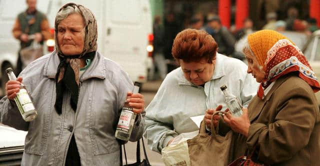 俄罗斯人平均每天要喝26.4盎司的伏特加，临死前也要来上一杯！
