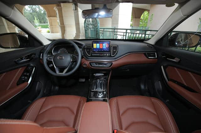 一汽奔腾SENIA R9上市 售价8.39万～12.59万