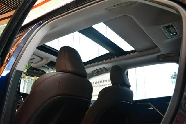 实拍新款雷克萨斯RX：预售价39.90万元起 或成豪华SUV“搅局者”
