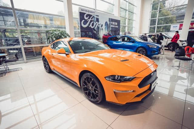不看品牌只看性能，福特Mustang和宝马3系GT如何选？