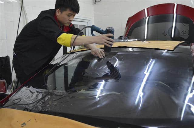 特斯拉 model S 中国红贴威固顶级隔热膜，享受顶级豪华体验