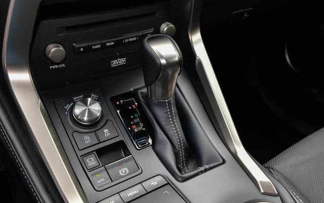 雷克萨斯旗下入门级SUV，搭载2.0L自吸发动机，售30万