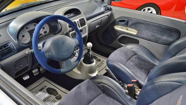 这款雷诺Clio V6的二手车在美国卖出了高价，性能不输现在新的GTI