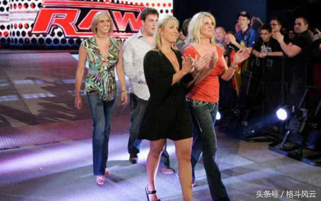 十年前的WWE巨星和美女，你还能认出来么？