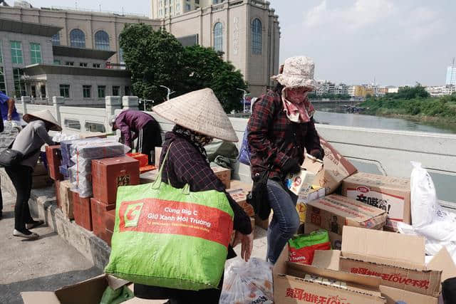 中越交界的东兴口岸，越南妇女把中国货品拆散运出，像蚂蚁搬家