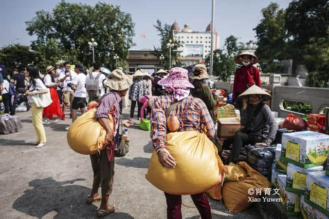 中越交界的东兴口岸，越南妇女把中国货品拆散运出，像蚂蚁搬家