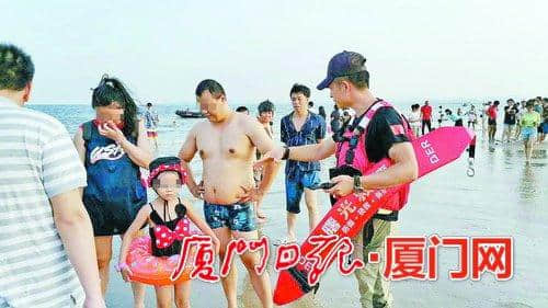 曙光救援队志愿者巡防滨海浪漫线 救起两名溺水者