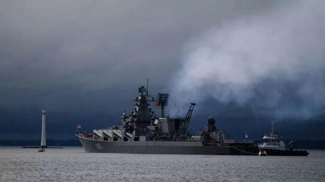 「装备」俄罗斯海军日阅兵主力阵容亮相，还是中国052C神盾舰最帅