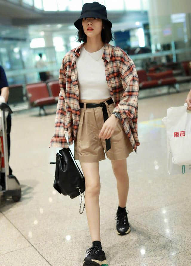 “表姐”刘雯机场照引领舒适风，白色T恤个性百搭，大长腿是焦点