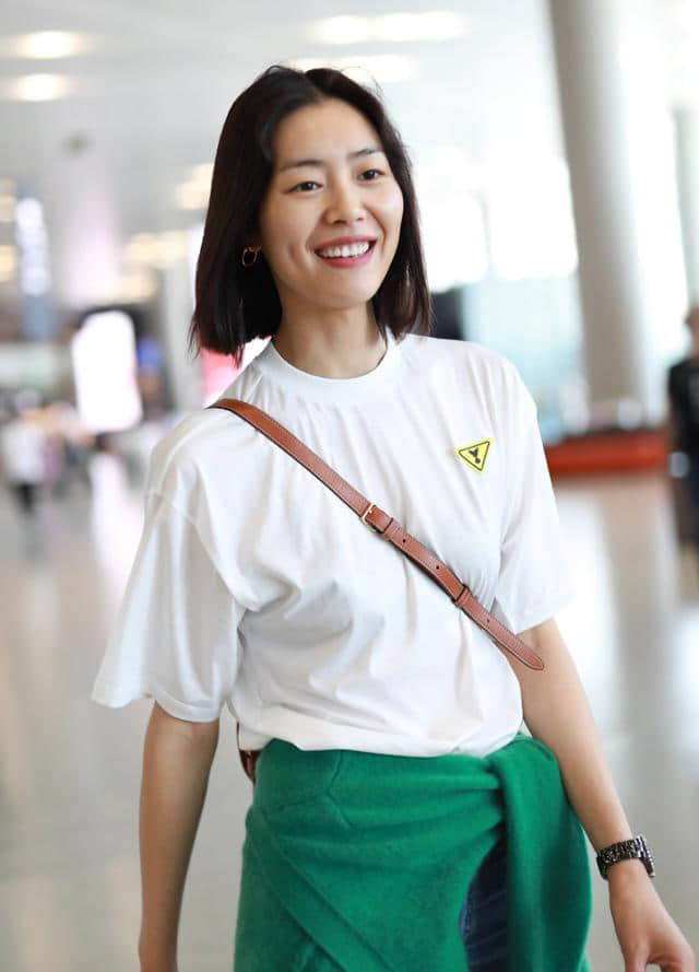 “表姐”刘雯机场照引领舒适风，白色T恤个性百搭，大长腿是焦点