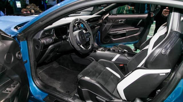福特野马顶级车型Shelby GT500超700马力！眼镜蛇真的很野！