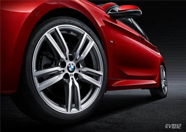 新BMW 1系三厢M运动版“动”情上市  让年轻的蓝天白云梦触手可及