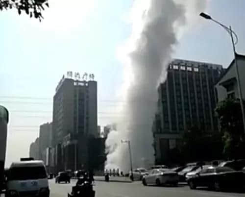 网友爆料：扬州顺达广场北侧一蒸汽管道“爆炸”？真相是？