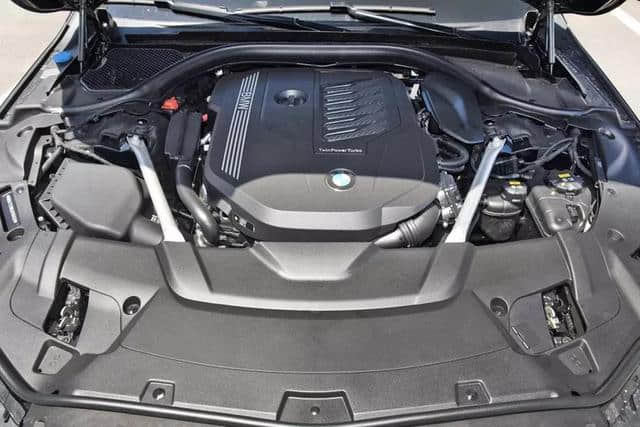 新款宝马7系正式上升，对比奔驰S、奥迪A8L，谁更值得买？