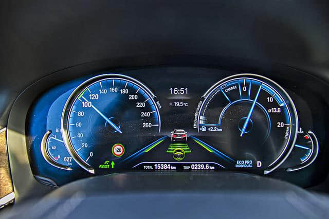 试驾宝马750Li xDrive：高速行驶自适应巡航足够贴心，请珍惜V8发动机