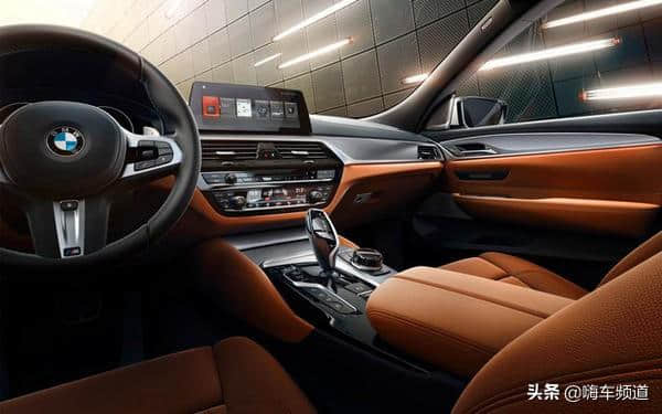 2019款宝马6系GT，轴距3070mm，全系配备全景天窗和全液晶仪表盘