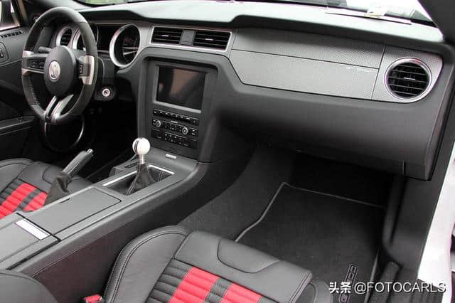 福特Mustang GT500 5.8T V8实拍，你还敢说它是小马驹？