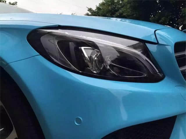 奔驰C200汽车改色效果之亮光天蓝车身贴膜