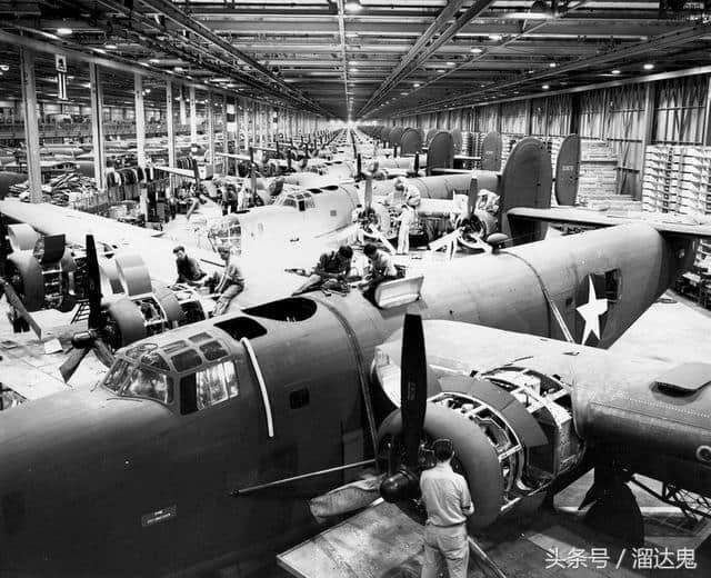 福特公司不仅生产汽车，还曾经拥有世界上最大的轰炸机工厂！