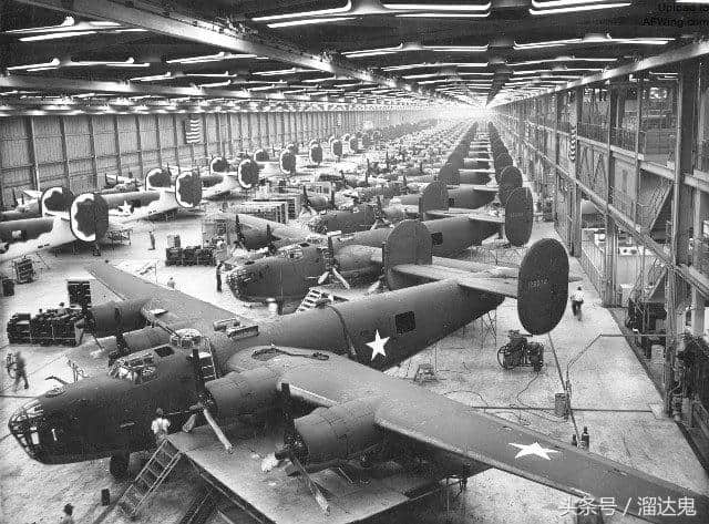福特公司不仅生产汽车，还曾经拥有世界上最大的轰炸机工厂！
