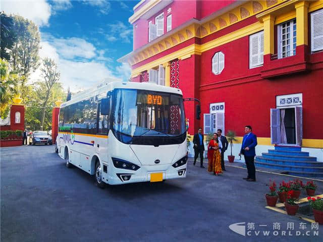 比亚迪首批纯电动巴士交付尼泊尔 总理迎接C6“入住”