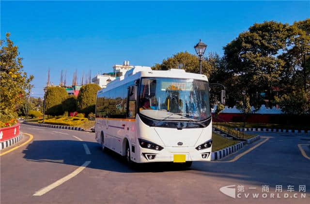 比亚迪首批纯电动巴士交付尼泊尔 总理迎接C6“入住”