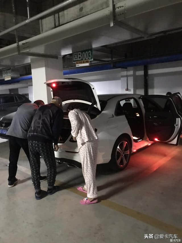 奔驰白色E200L提车，这大屏让人羡慕！