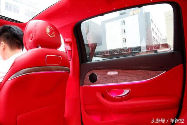 奔驰 E300 骚红内饰改装实例！