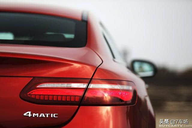 新款奔驰E400 4MATIC Coupe，加装AMG Line套件，驾驶感无可挑剔
