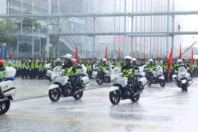 千名义警雨中宣誓争当平安卫士 福田区试点建立第一支义警队伍