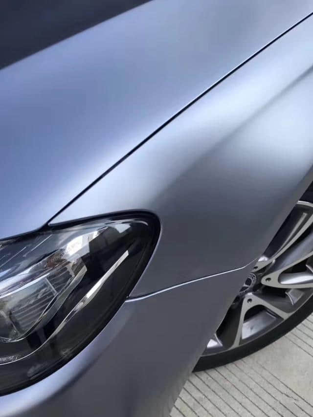 奔驰新E300L电光铁灰改色贴膜效果图 质感无敌，效果更棒