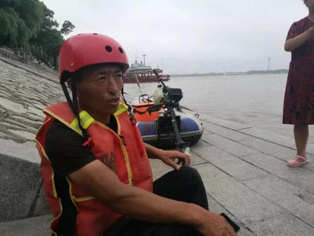 松花江上出现一皮筏，船上人：我用49天漂了1300公里才到哈尔滨