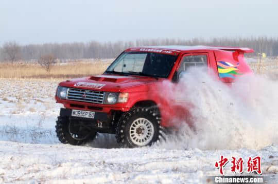 中俄汽车争霸赛 中国北疆极寒中上演“速度与激情”