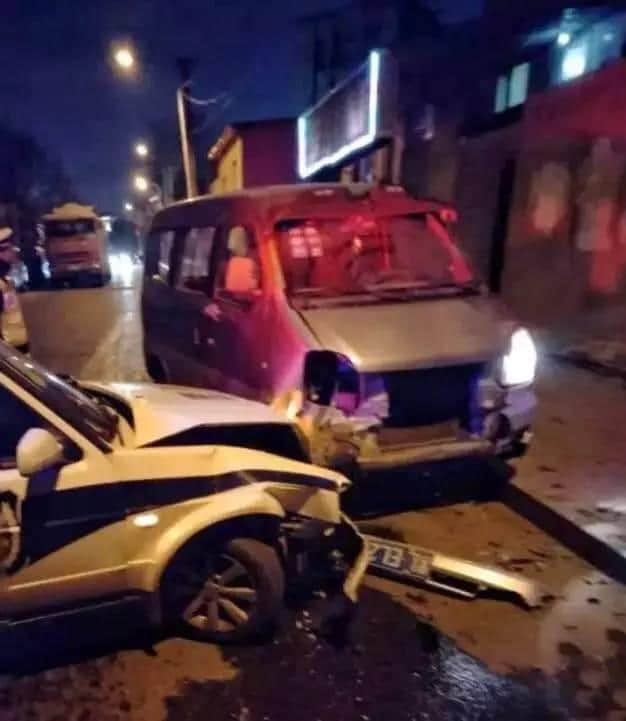 香坊一面包车撞倒交警后，冲撞警车｜4名警察受伤