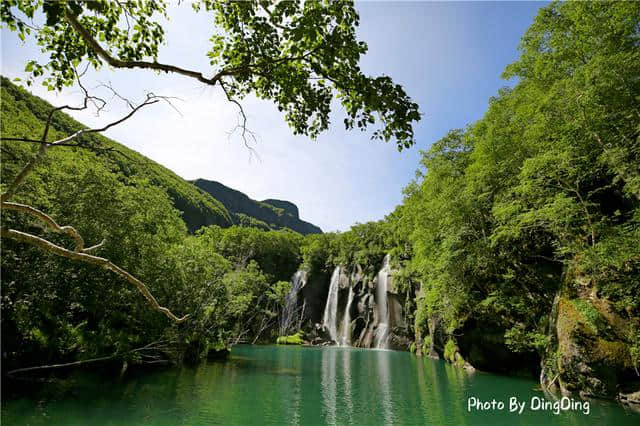 松花江犹如一条神龙，秀美的山水胜景，天赋的自然奇观源远流长