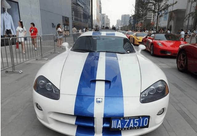中国仅此一台的跑车，车标很少有人认识，一天租金就要3万