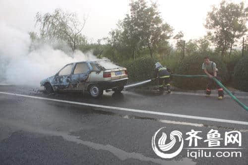 淄博：富康轿车滨博高速上突然起火 车头被烧毁