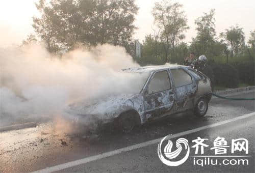淄博：富康轿车滨博高速上突然起火 车头被烧毁